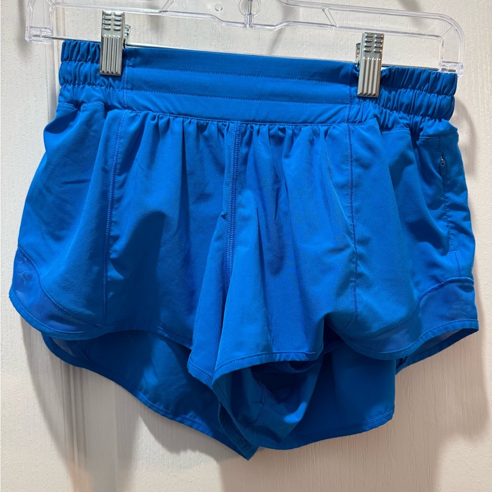 Lululemon Hotty Hot LowRise 2.5” Short in PoolSide Blue. Size 6.